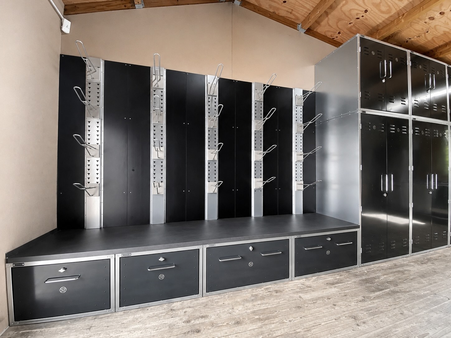 Stallschrank in Sondermaß für eine Nische